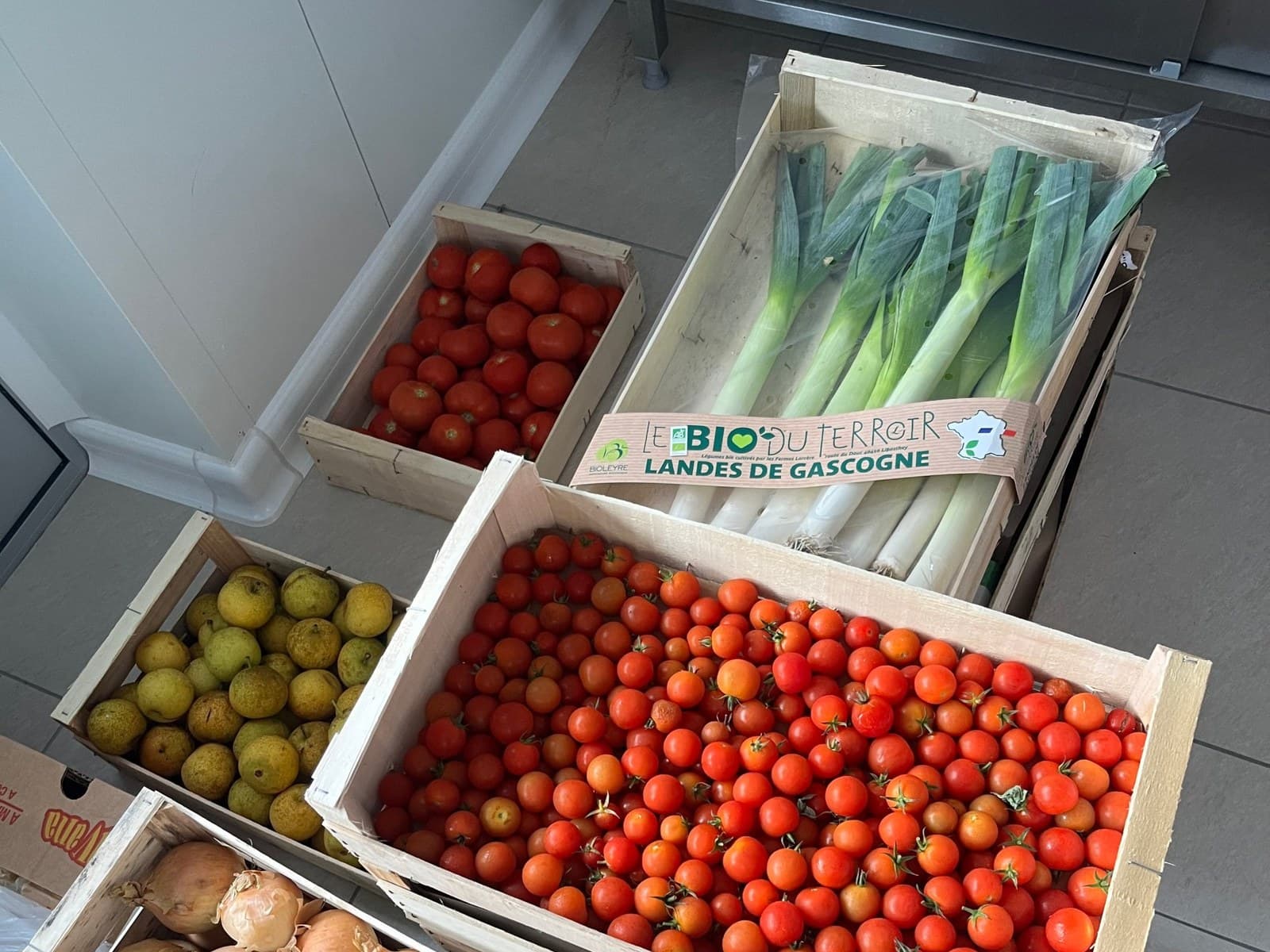 Cagettes de légumes et de fruits bio livrées à la cuisine centrale