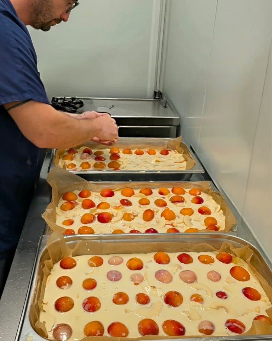 Préparation de desserts aux abricots en plaques