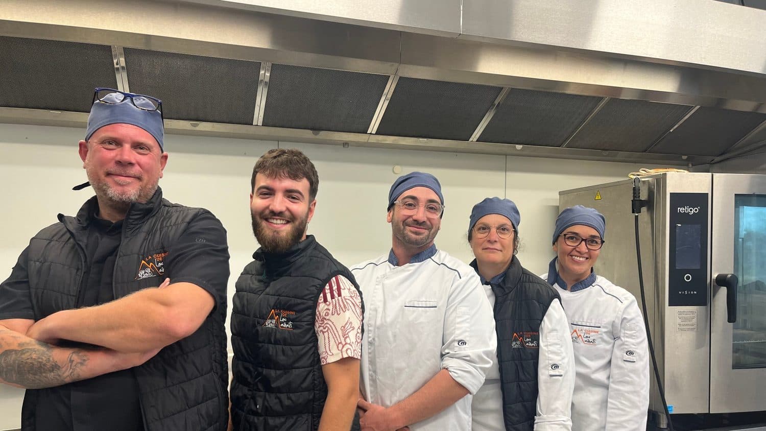 L'équipe de la cuisine centrale de Sauvagnon devant le four