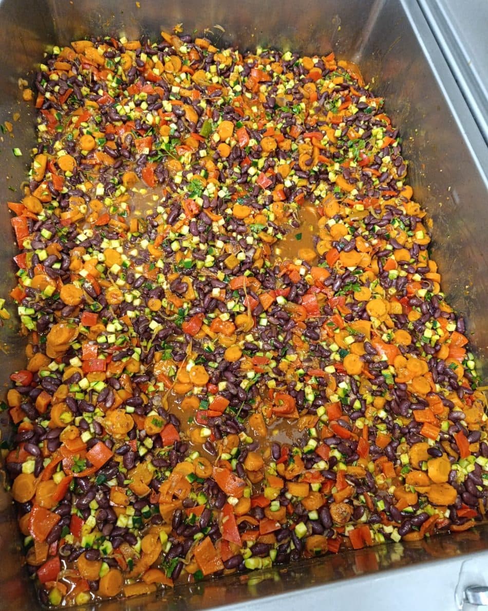 Haricots rouges, carottes et courgettes préparés en gastronormes